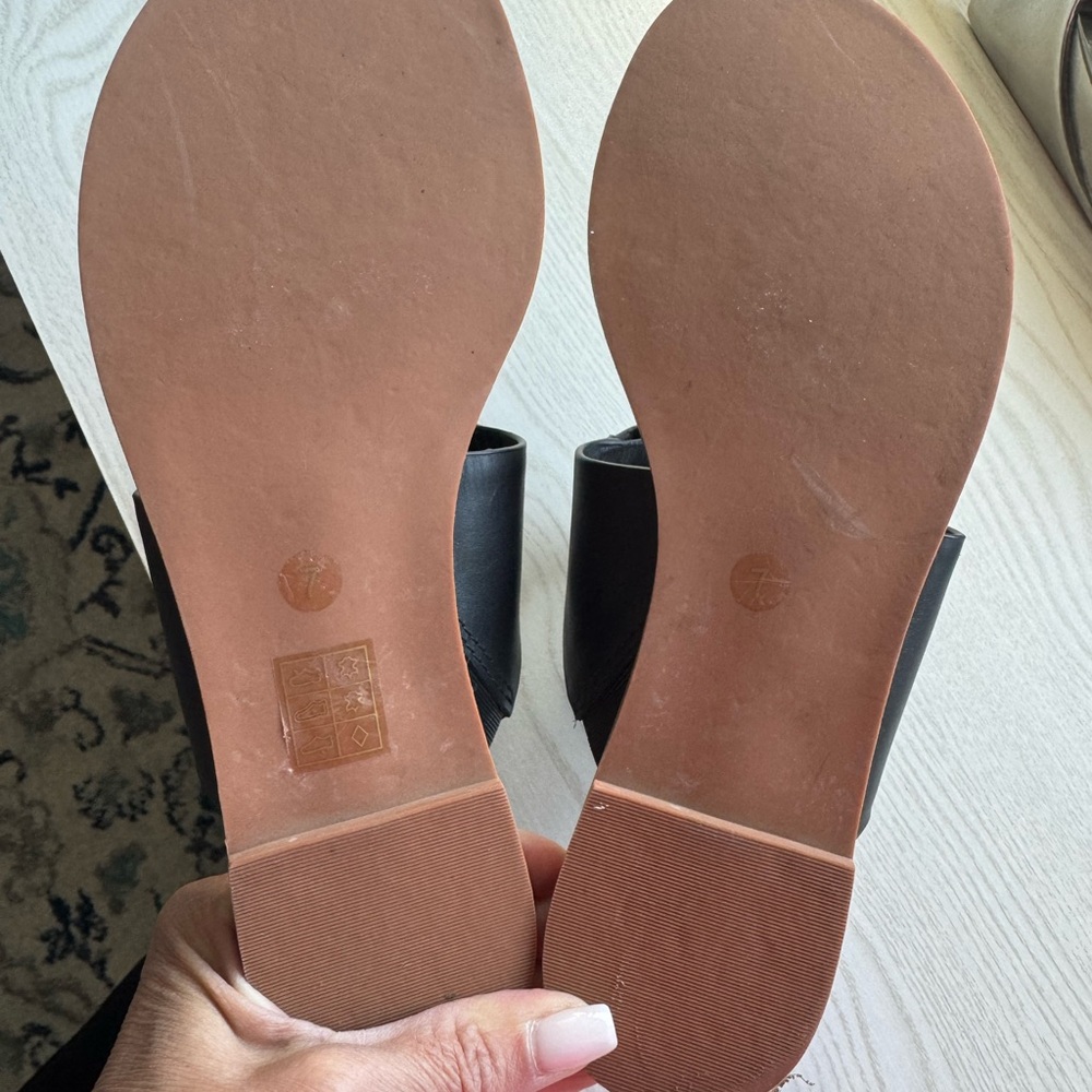 Brand New Tory Burch Ravello O Ring Black Sandals with Gold Rings Size 7 - Picture 2 of 3